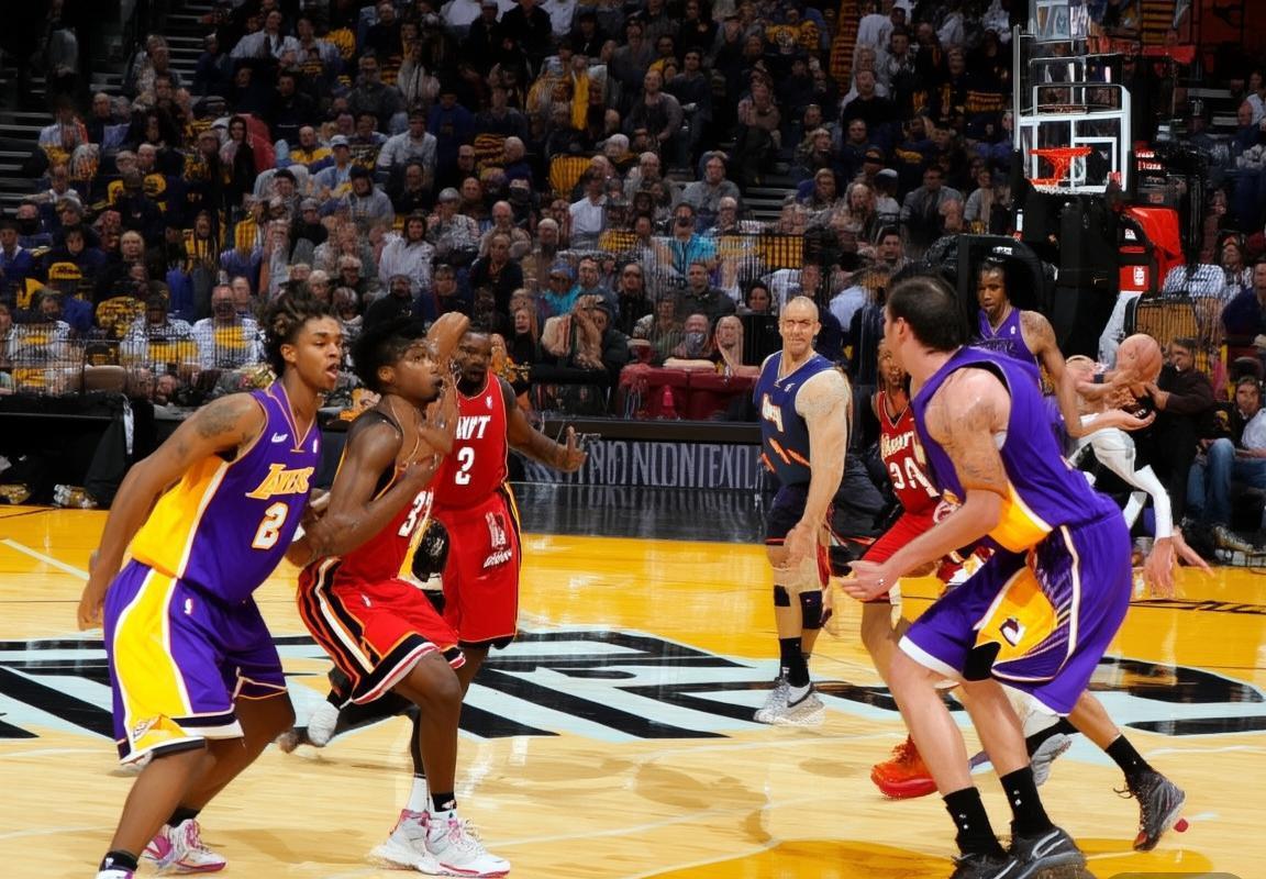 2018年NBA湖人热火巅峰对决：青春活力VS经验之师精彩回顾(图2)